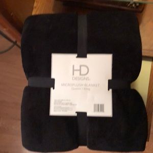 HD designs microplush blanket q/k black